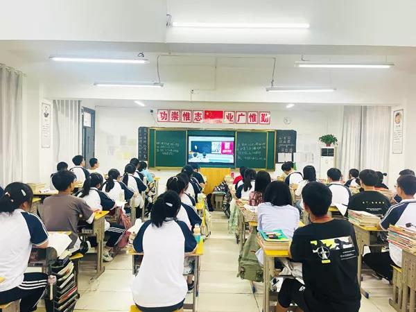 【校园动态】学党史,塑品格,担使命,扬信念 ——腾飞学校庐阳校区师生“同上一堂党史大课” 【校园动态】学党史,塑品格,担使命,扬信念 ——腾飞学校庐阳校区师生“同上一堂党史大课”